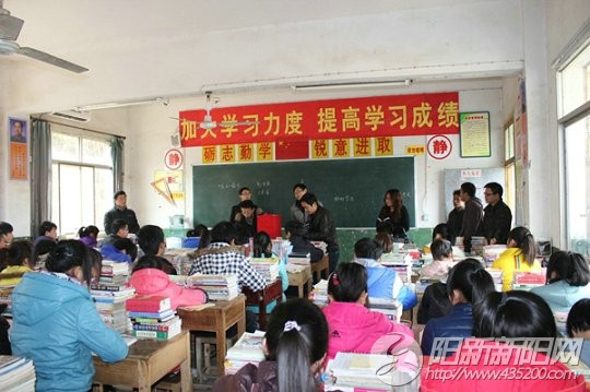 记者采访何中文老师班级
