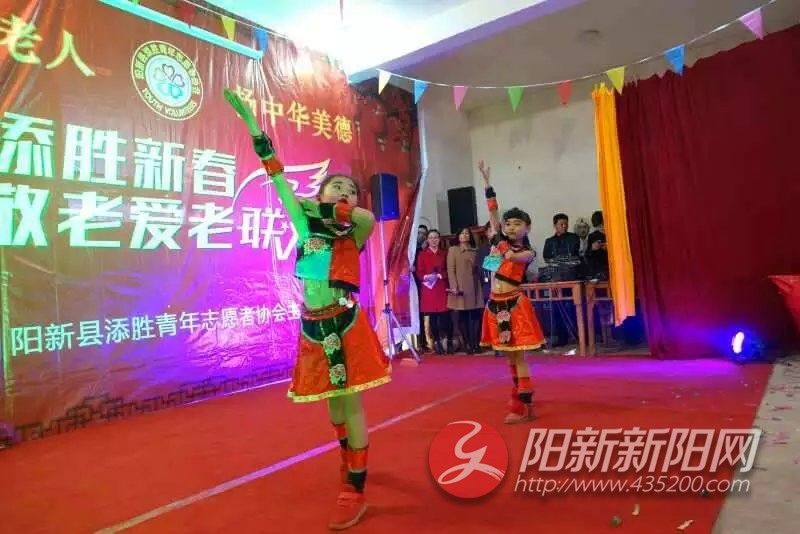 石乐慧、石青青表演舞蹈《傣族小姐走过来》