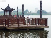 汛期中，莲花湖畔的公园景象